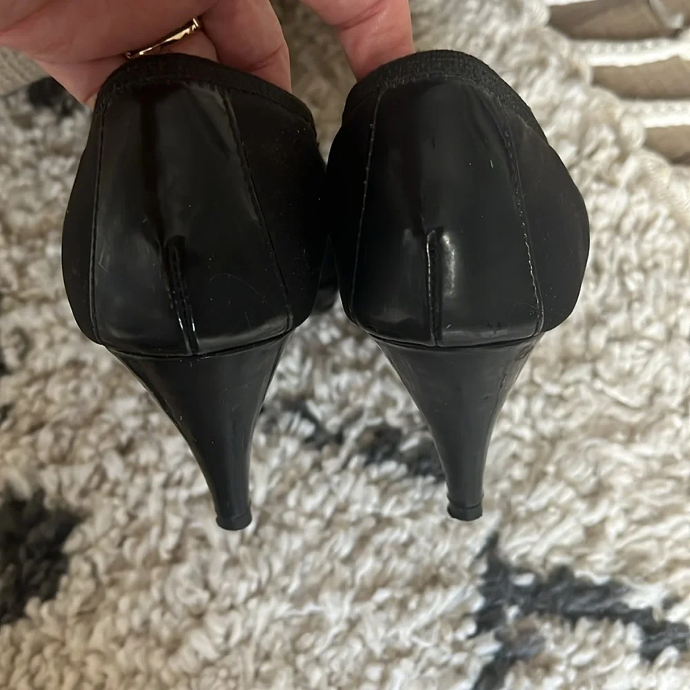 Women’s Bandolino 6.5 black peep toe 3” heel. Silky feel cloth and patent. GUC